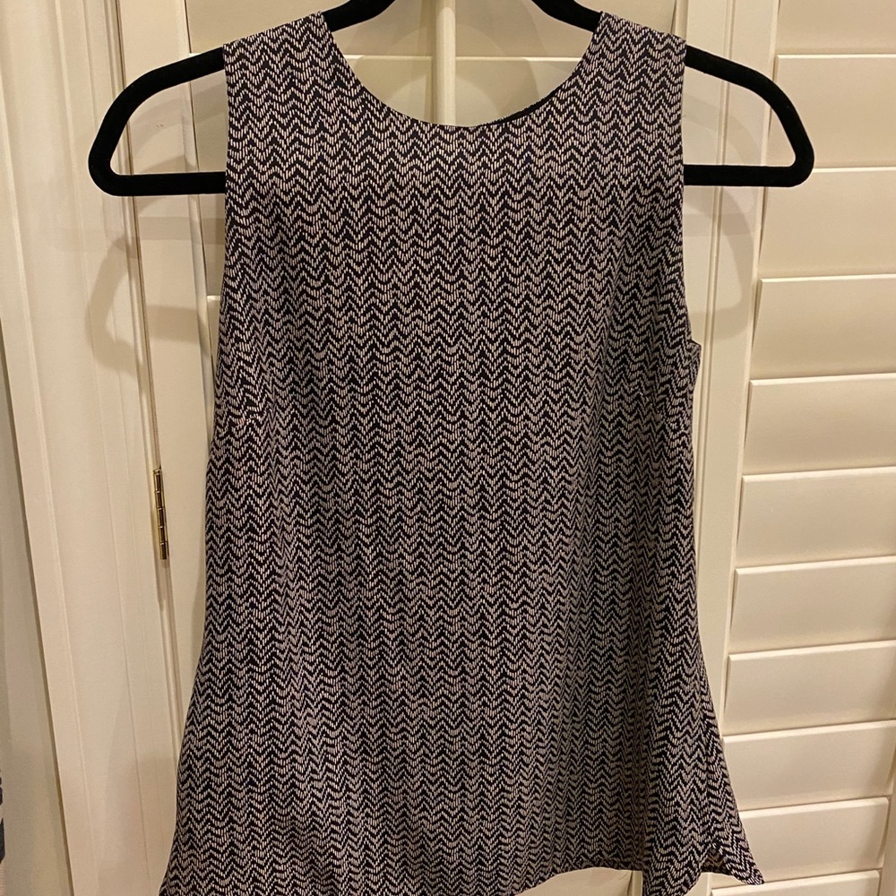 loft xs black and white patterened shell tank-used